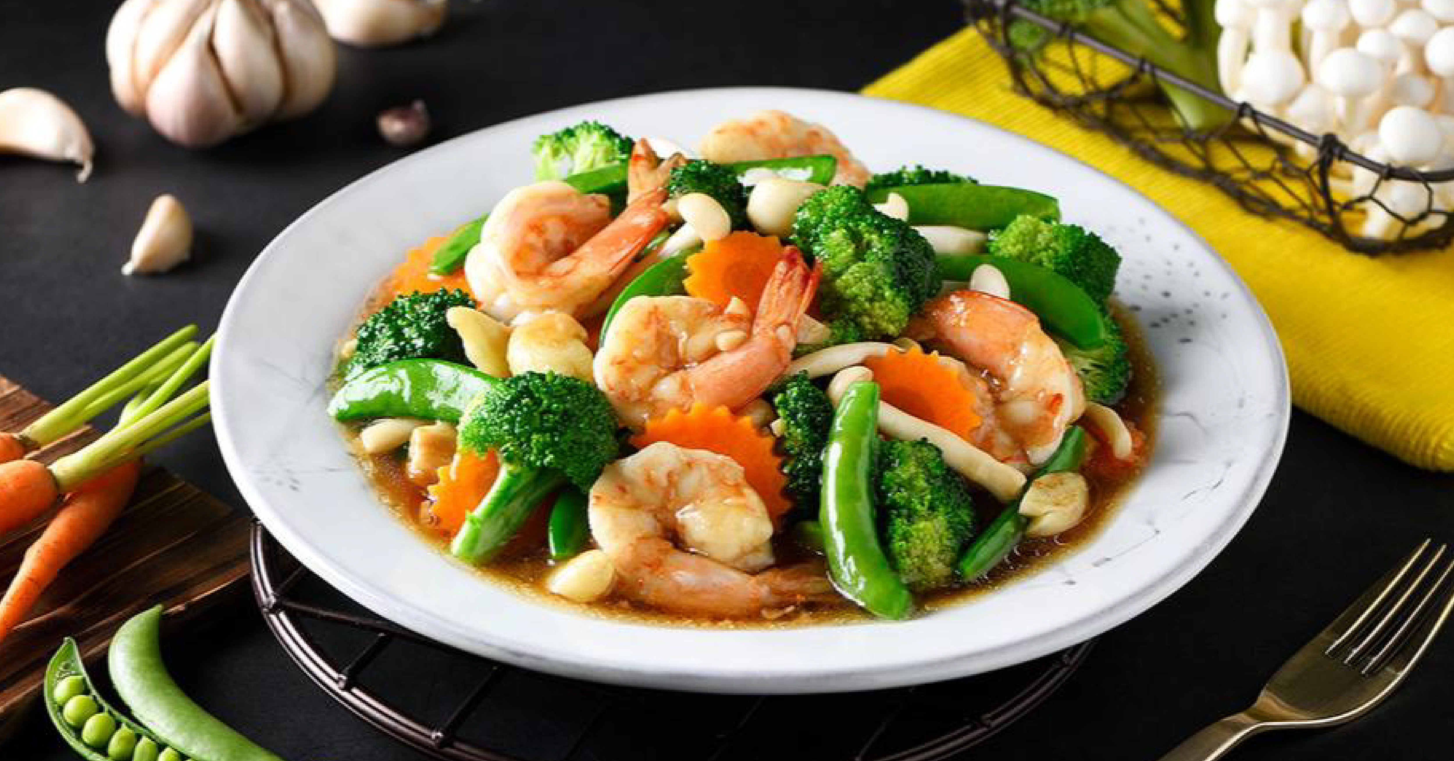 23. ผัดผักรวมมิตรกุ้ง